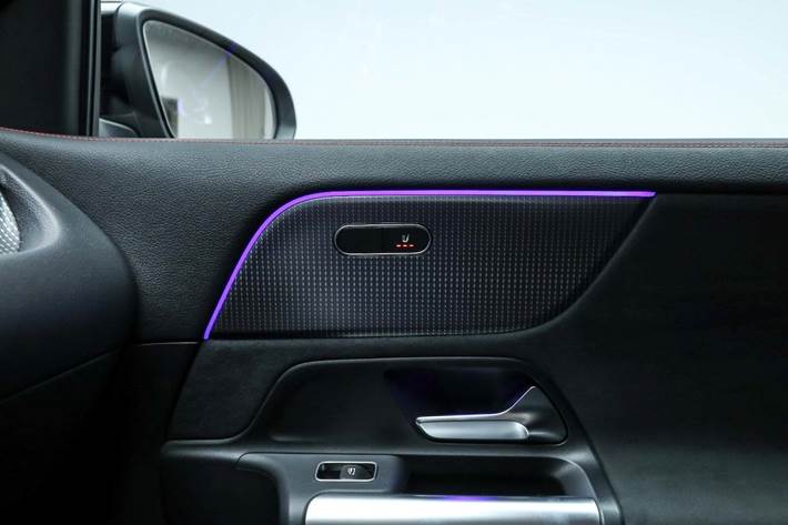 Sort Mercedes EQA250+ fra 2023