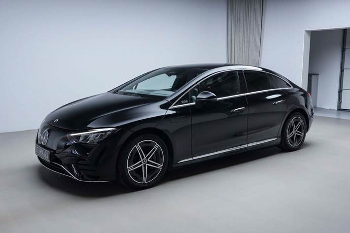 Sort Mercedes EQE350 fra 2024