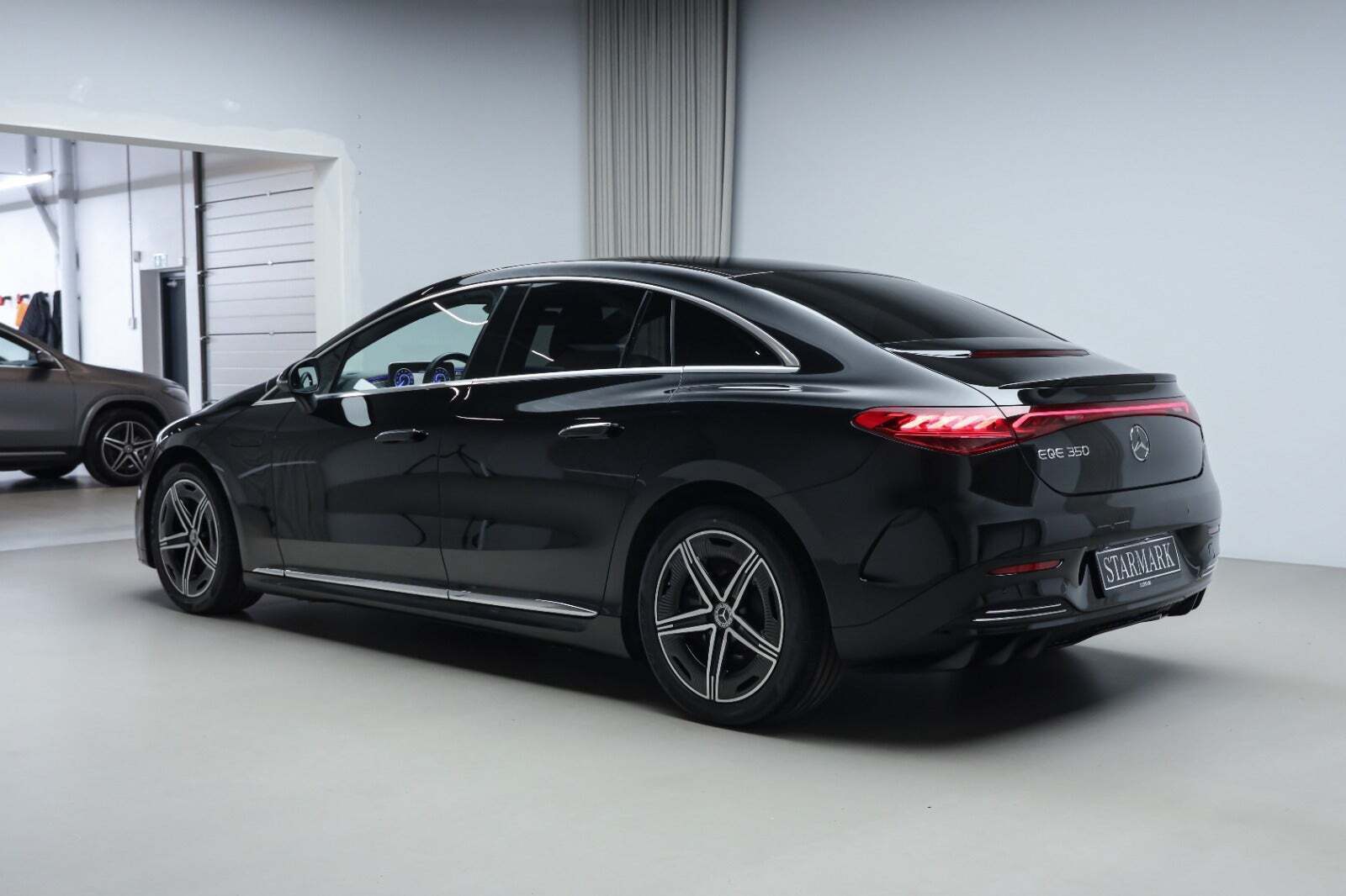 Sort Mercedes EQE350 fra 2024