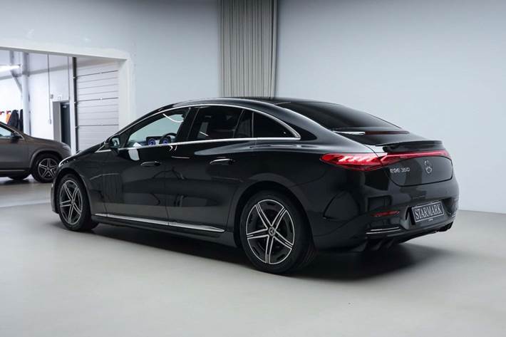 Sort Mercedes EQE350 fra 2024