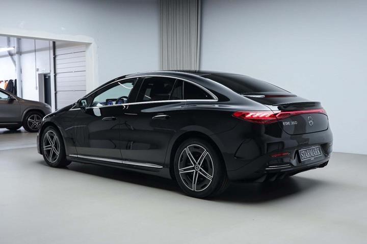Sort Mercedes EQE350 fra 2024