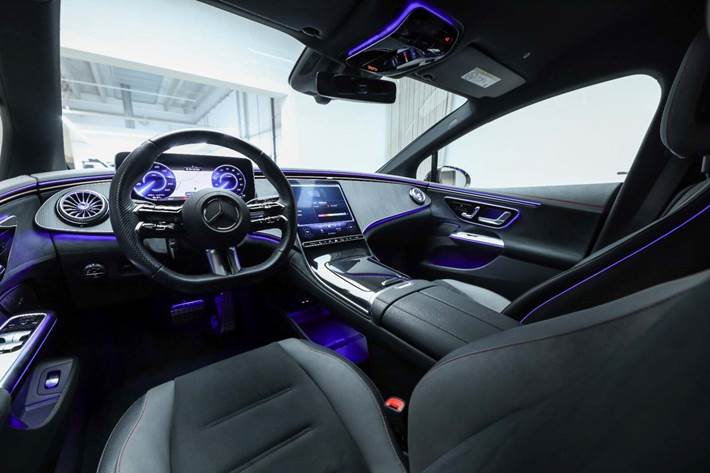 Sort Mercedes EQE350 fra 2024