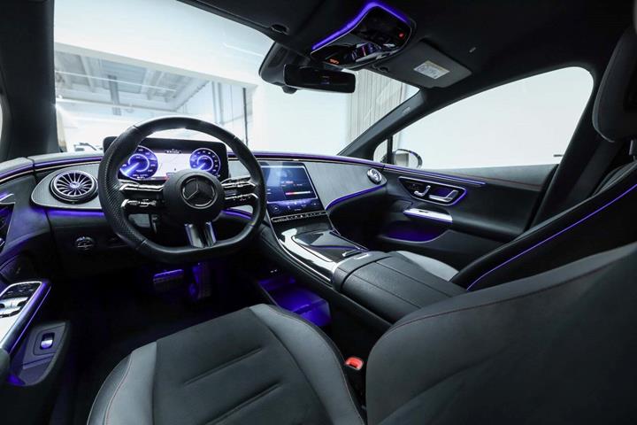 Sort Mercedes EQE350 fra 2024