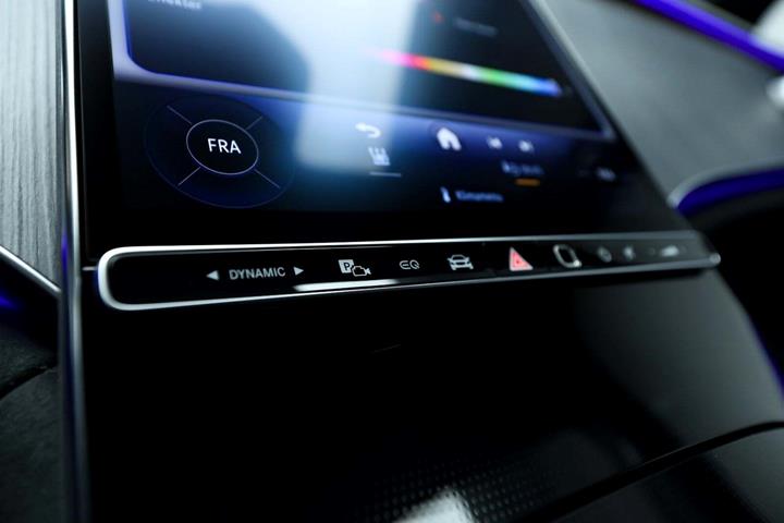 Sort Mercedes EQE350 fra 2024