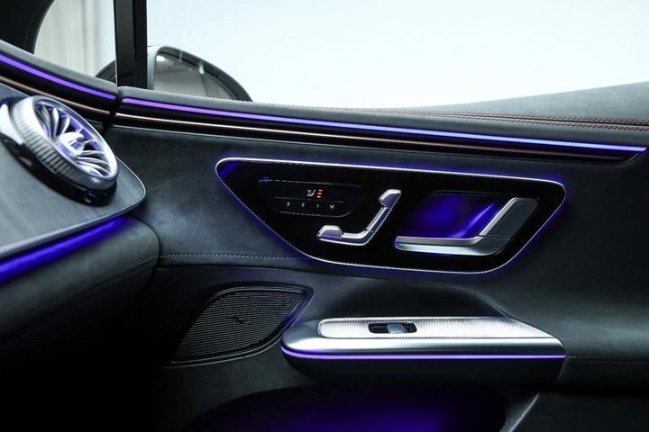 Sort Mercedes EQE350 fra 2024