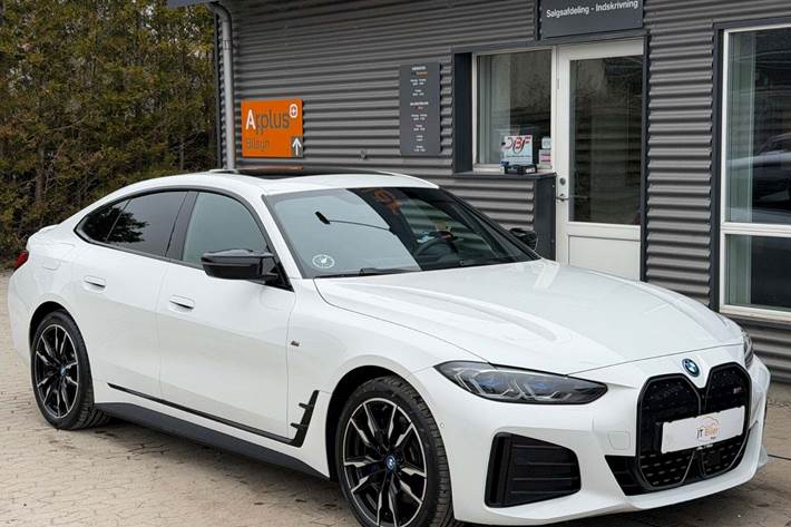 Hvid BMW i4 fra 2024 set udefra