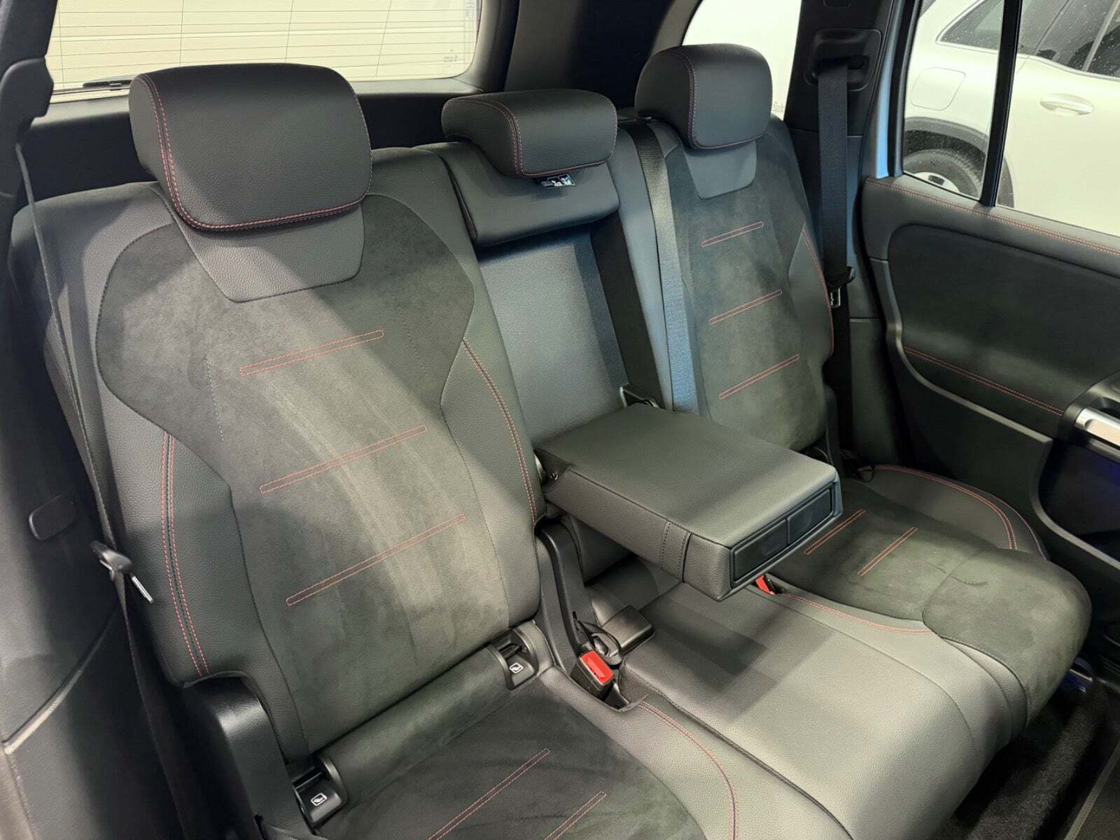 Sølv Mercedes EQB250+ fra 2025