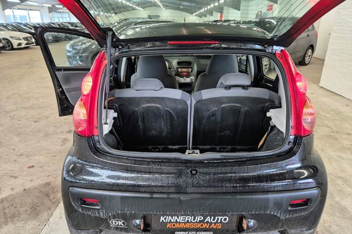 Sort Peugeot 107 fra 2007