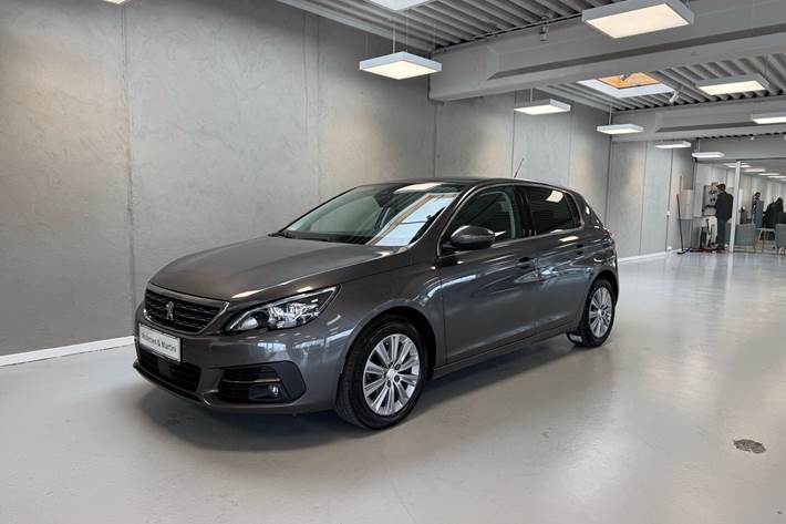Grå Peugeot 308 fra 2021