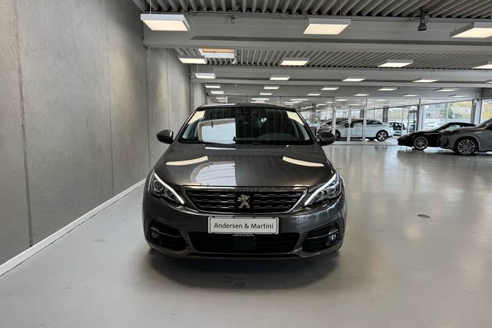 Grå Peugeot 308 fra 2021