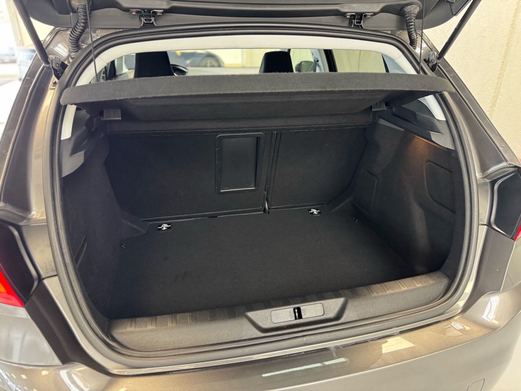 Grå Peugeot 308 fra 2021