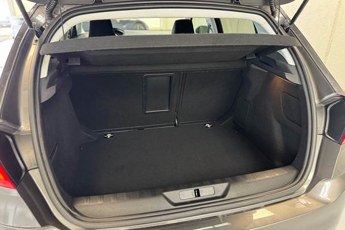 Grå Peugeot 308 fra 2021