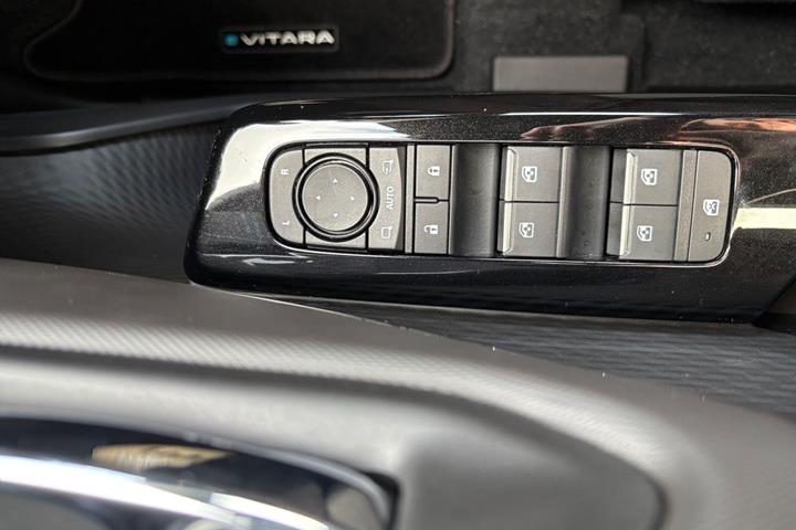 Sølv Suzuki eVitara fra 2026