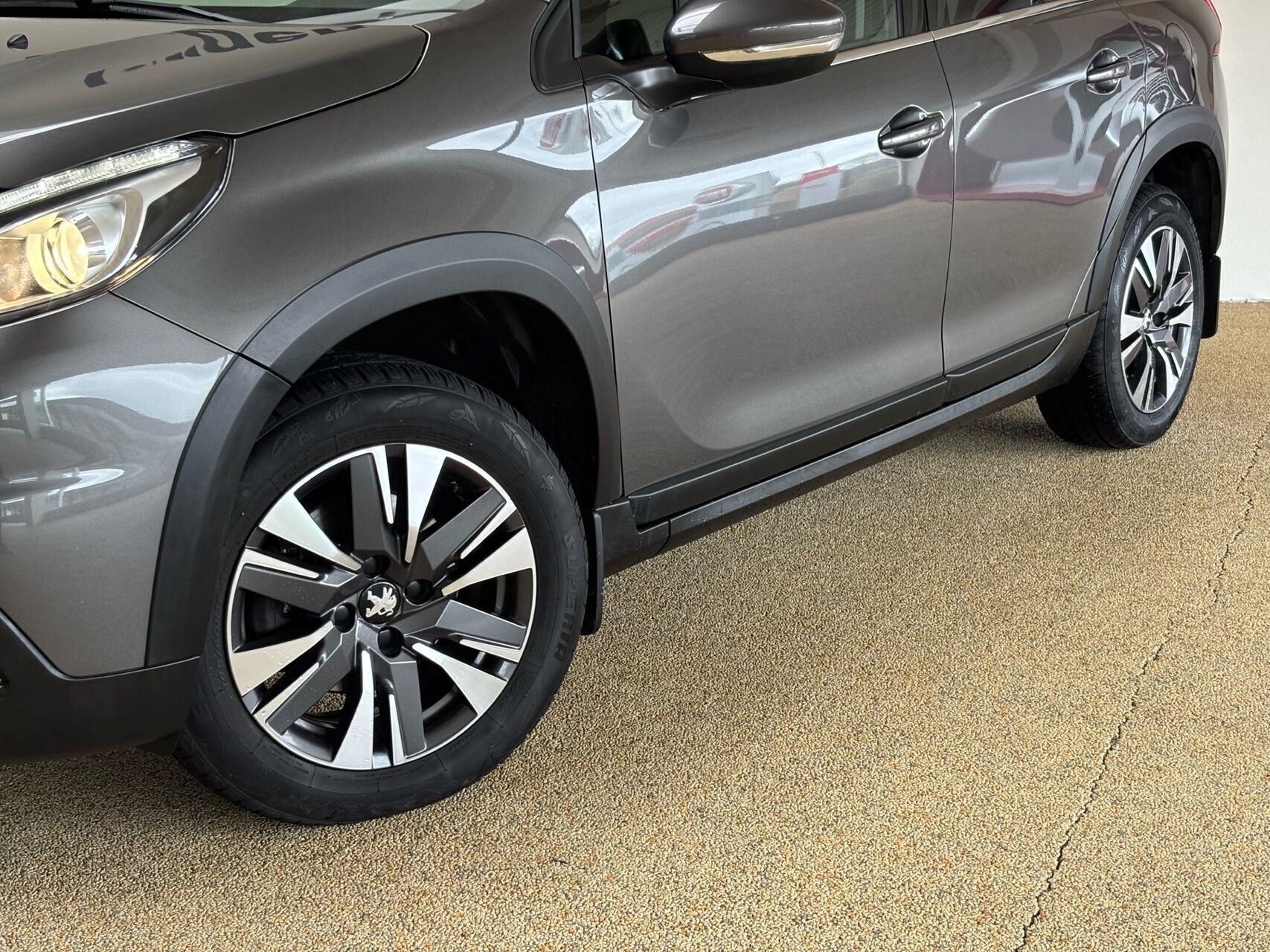 Sort Peugeot 2008 fra 2018