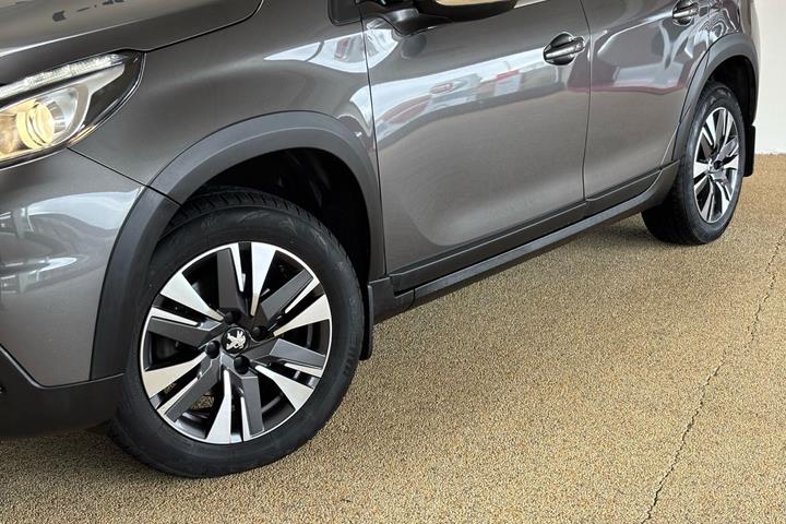 Sort Peugeot 2008 fra 2018