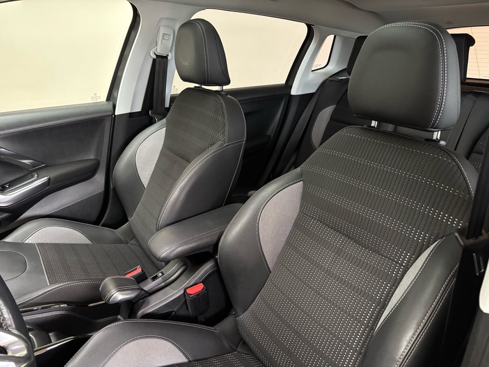 Peugeot 2008 1,2 e-THP Allure EAT6 110HK 5d 6g Aut.