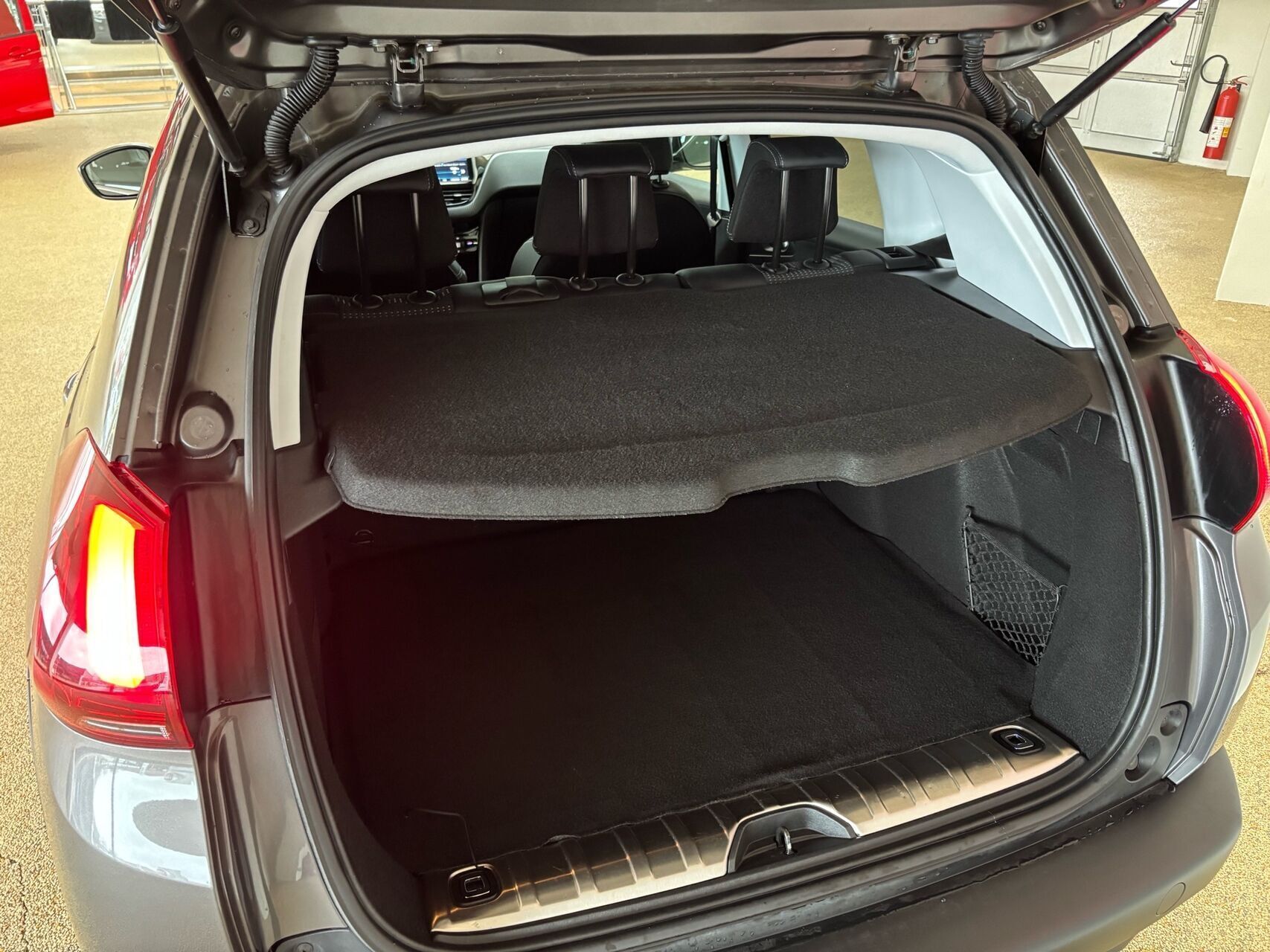 Sort Peugeot 2008 fra 2018