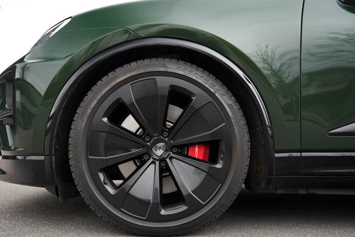 Grøn Porsche Macan Turbo fra 2024