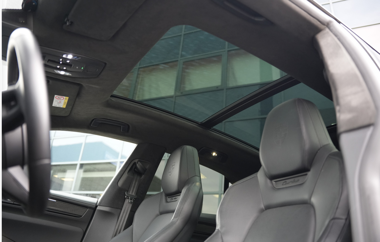 Grøn Porsche Macan Turbo fra 2024