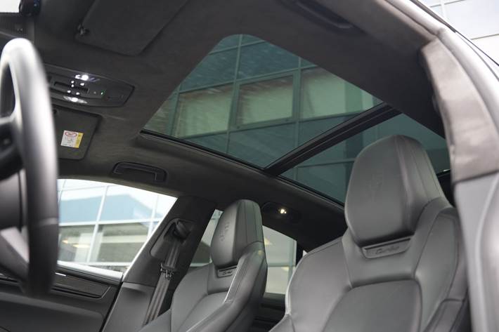 Grøn Porsche Macan Turbo fra 2024