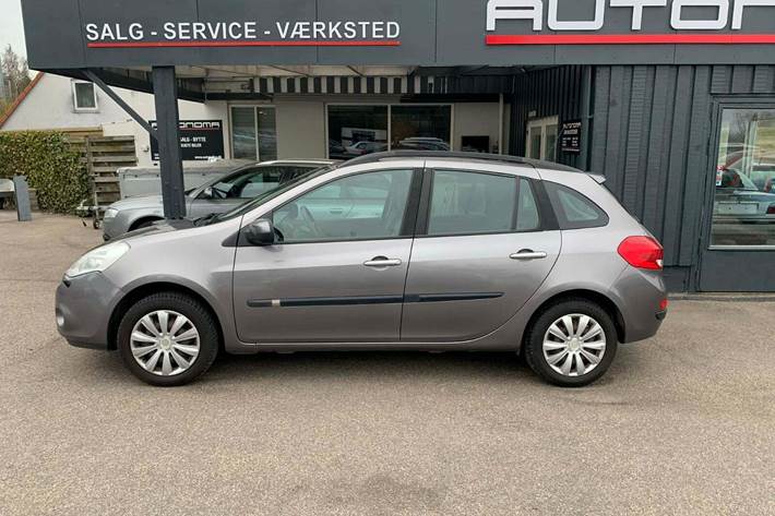 Grå Renault Clio III fra 2011