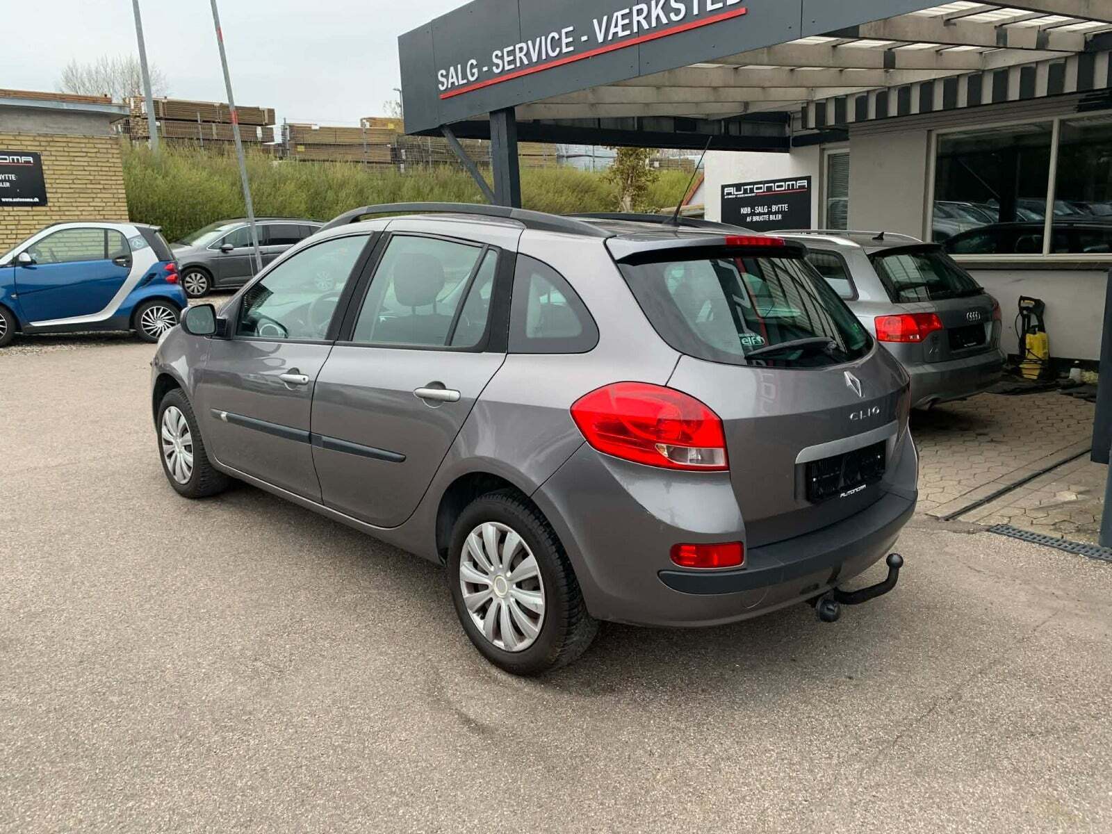 Grå Renault Clio III fra 2011