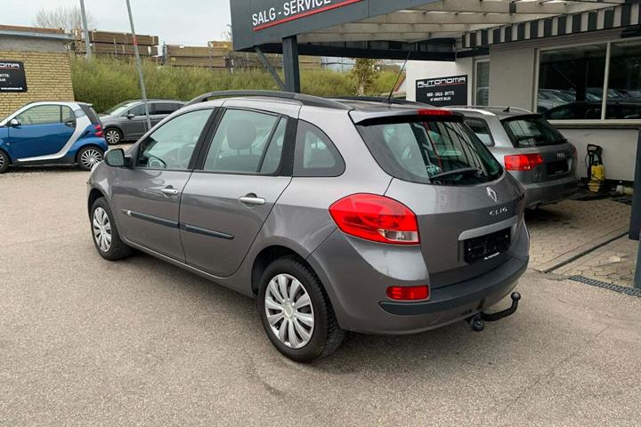Grå Renault Clio III fra 2011