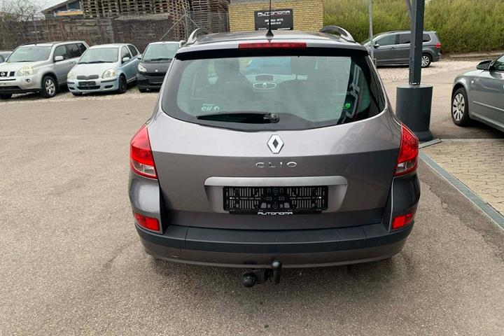Grå Renault Clio III fra 2011