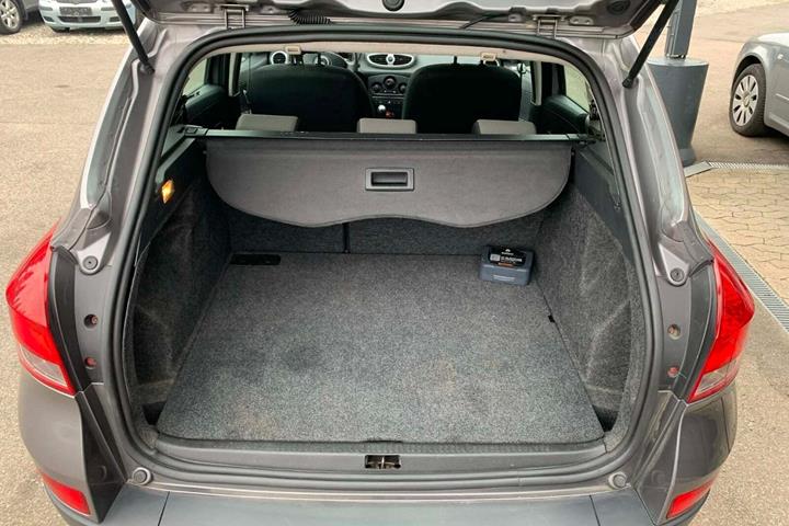 Grå Renault Clio III fra 2011