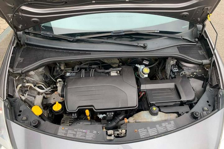 Grå Renault Clio III fra 2011