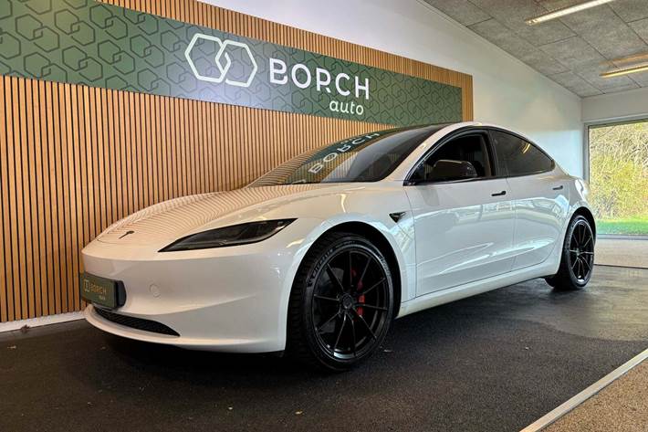 Hvid Tesla Model 3 fra 2024 set udefra