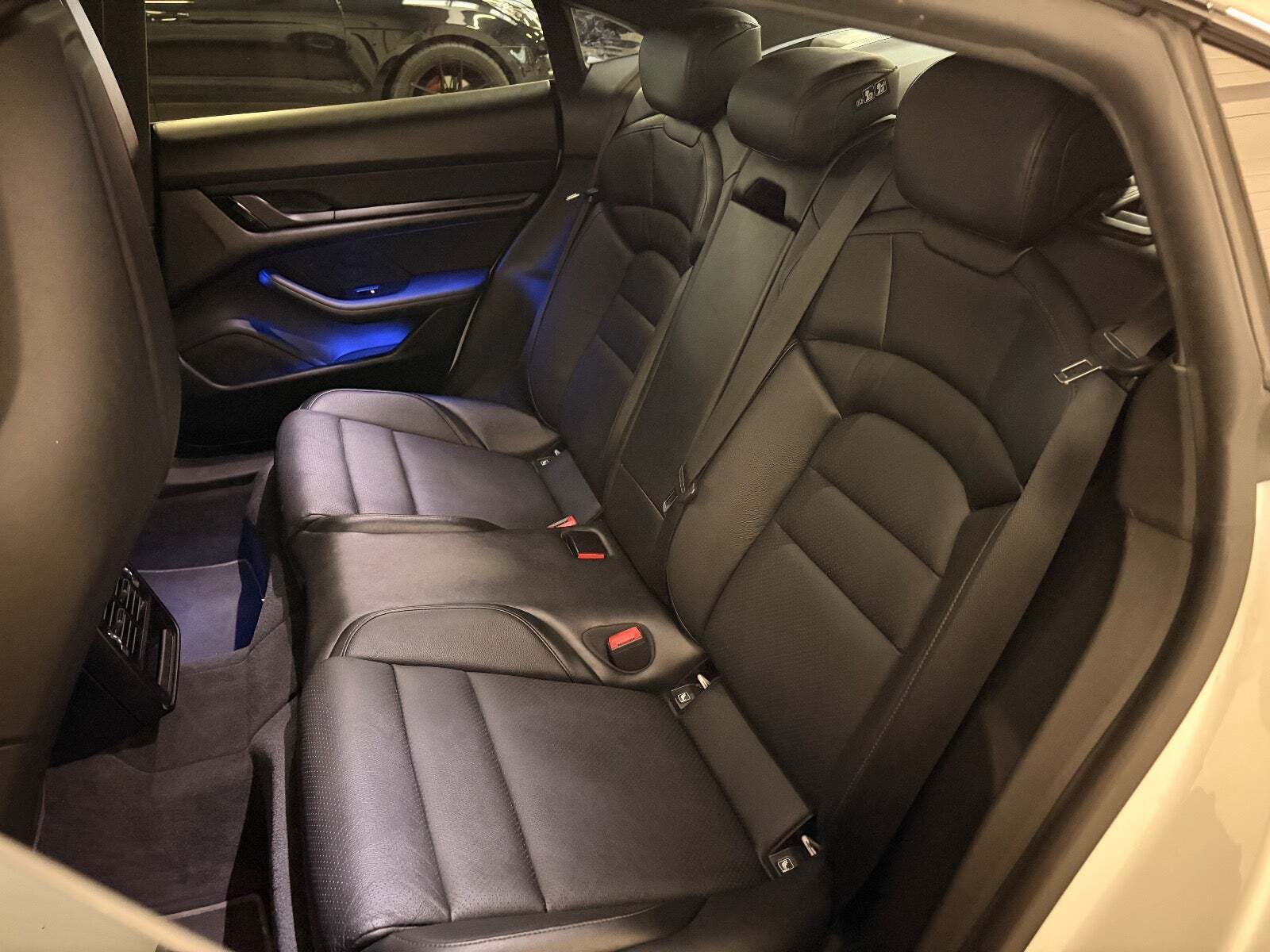 Hvid Porsche Taycan 4S fra 2020