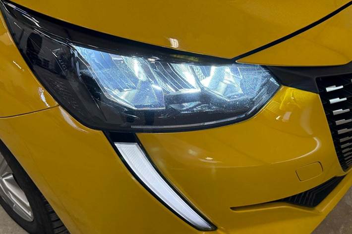 Gul Peugeot 208 fra 2020