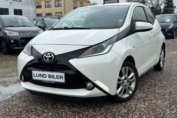 Hvid Toyota Aygo fra 2018 set udefra
