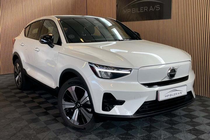 Hvid Volvo C40 fra 2023 set udefra