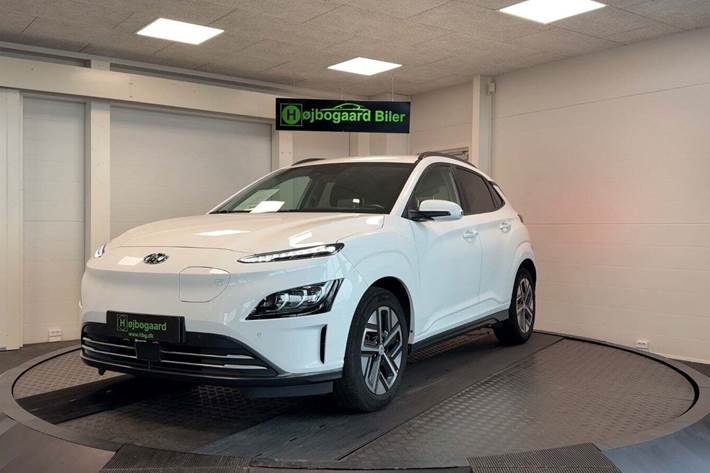 Hvid Hyundai Kona fra 2022 set udefra