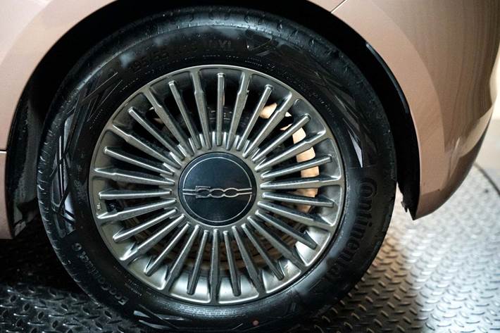 Rød Fiat 500e fra 2023
