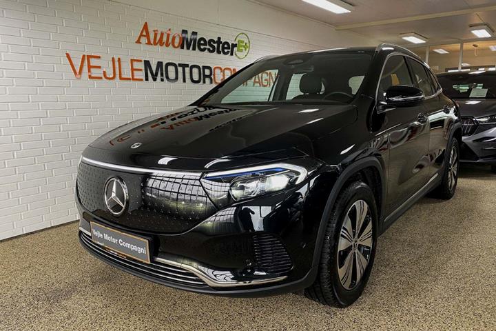 Sort Mercedes EQA250 fra 2024 set udefra