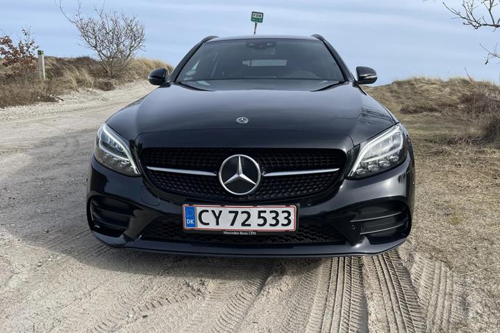 Sort Mercedes C300 de fra 2021 set udefra