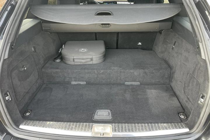 Sort Mercedes C300 de fra 2021