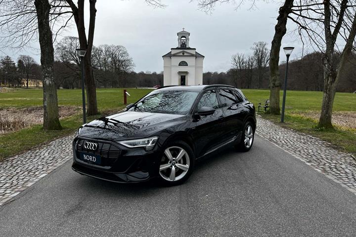 Sort Audi e-tron fra 2021 set udefra