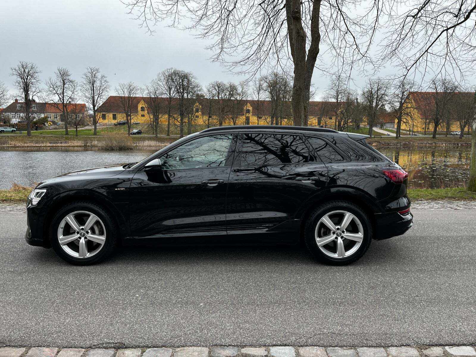 Sort Audi e-tron fra 2021