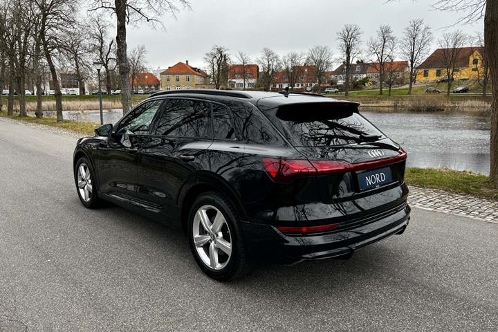 Sort Audi e-tron fra 2021