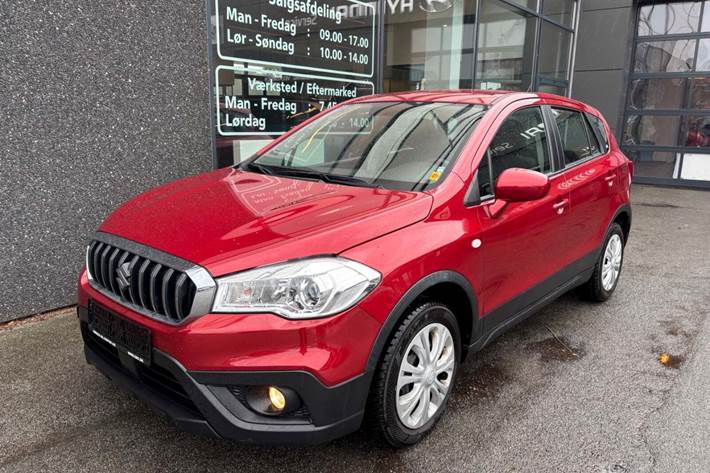 Rød Suzuki S-Cross fra 2016 set udefra