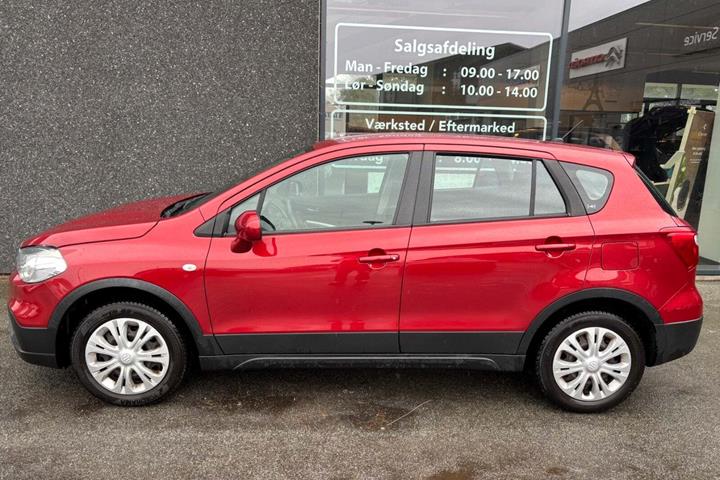 Rød Suzuki S-Cross fra 2016