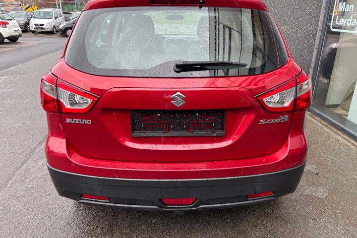 Rød Suzuki S-Cross fra 2016