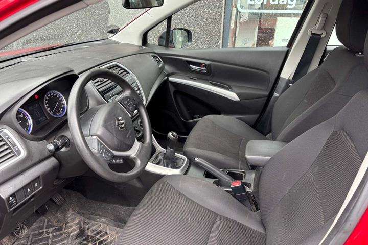 Rød Suzuki S-Cross fra 2016