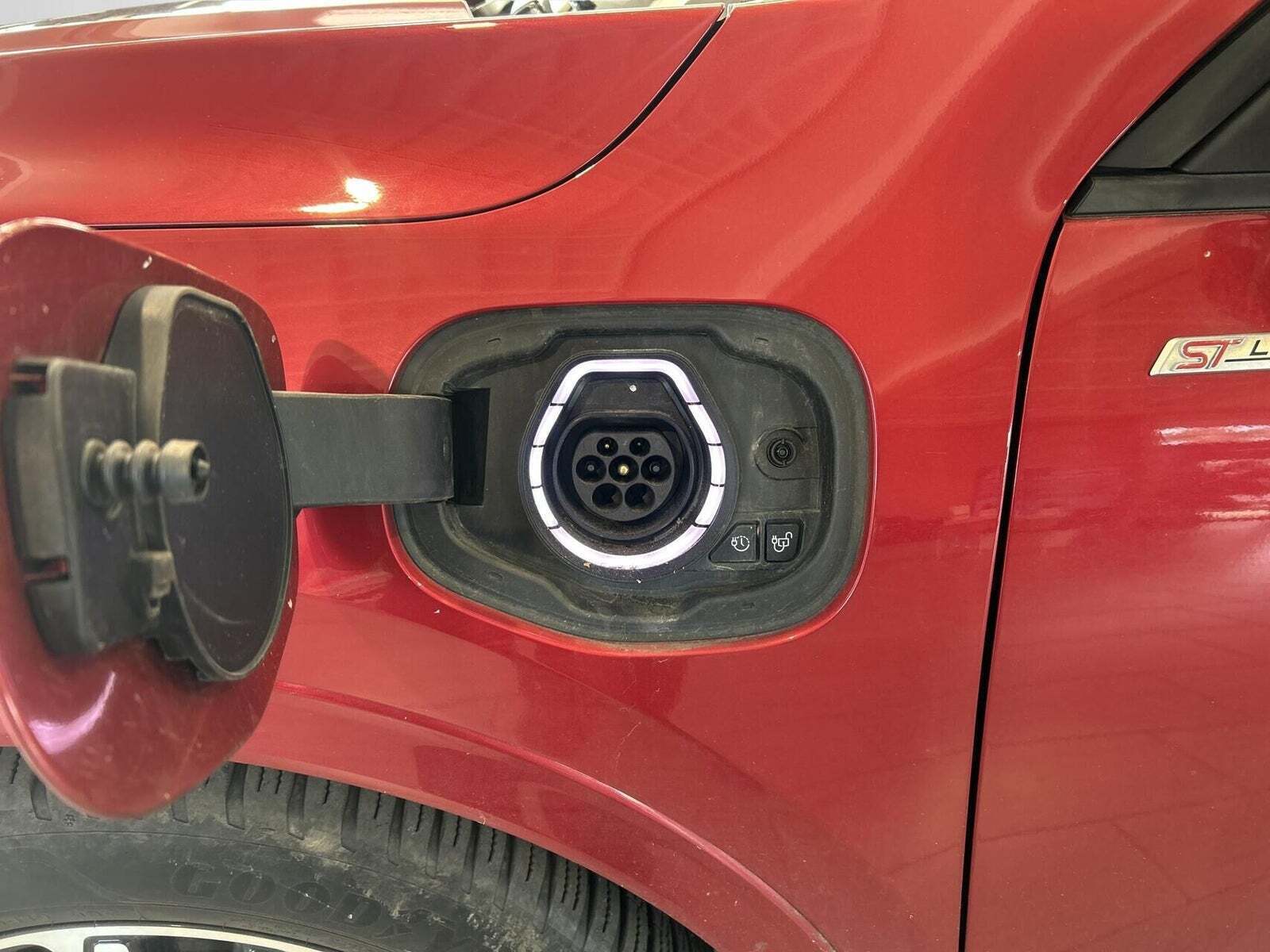 Rød Ford Kuga fra 2022