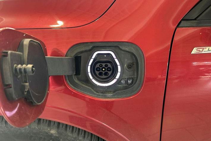 Rød Ford Kuga fra 2022