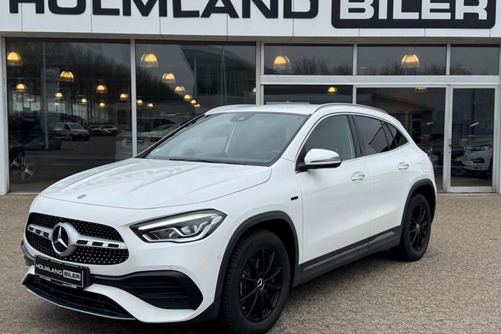 Hvid Mercedes GLA250 e fra 2021 set udefra